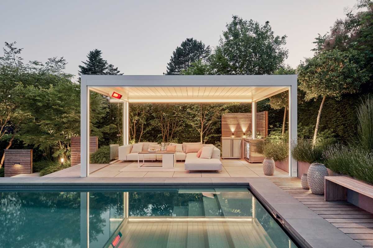Moderne Terrasse mit Pergola und Pool bei Sonnenuntergang