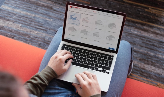 Sonnenschutzkonfigurator auf einem Laptop