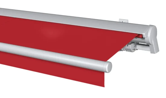 Rote Markise mit silbernem Gehäuse