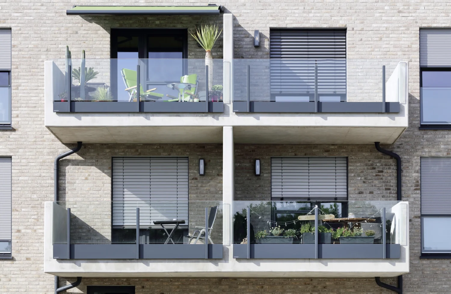 Moderne Balkone mit Glasgeländer an einem Wohnhaus