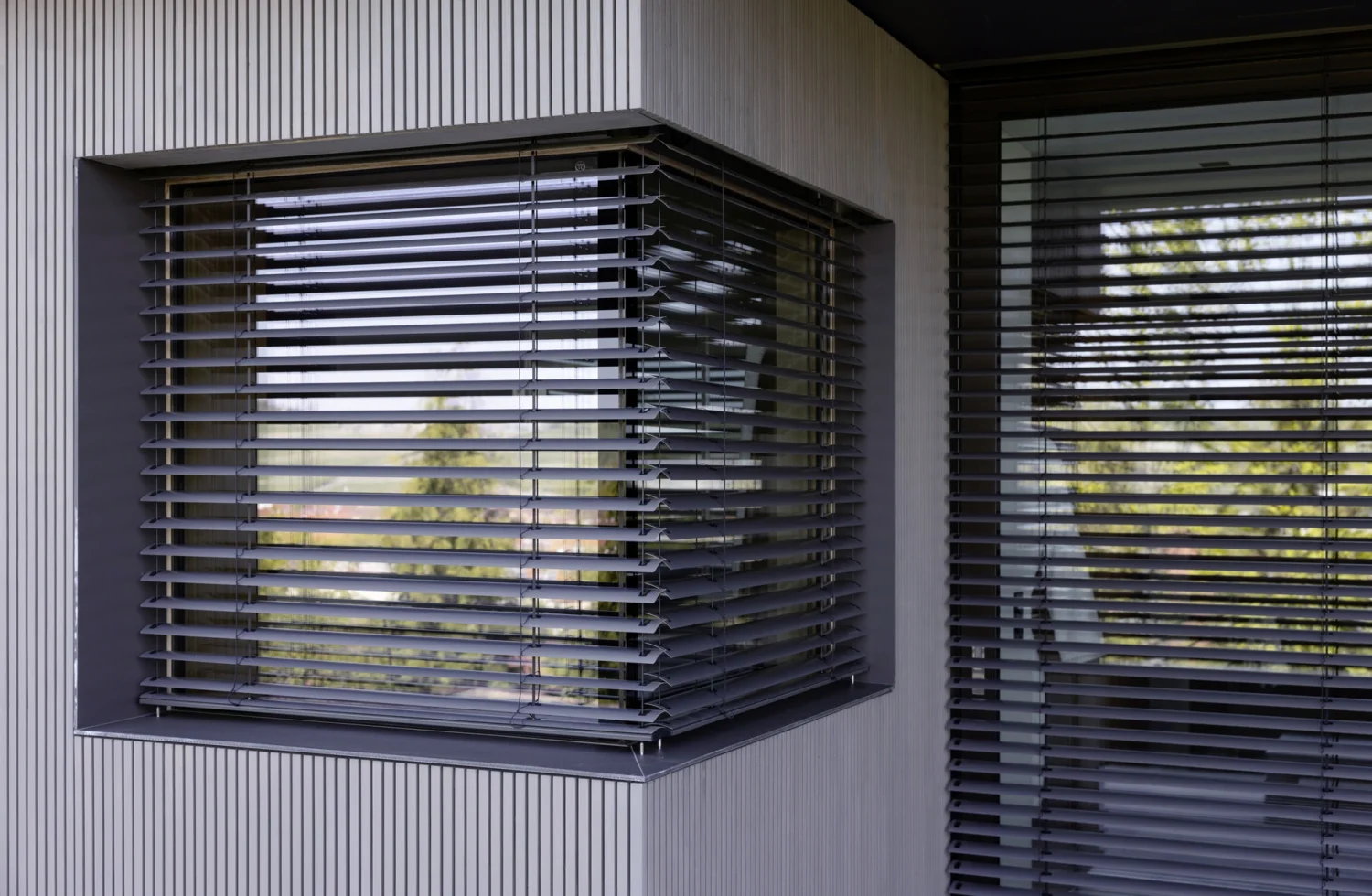 Moderne Fenster mit Jalousien in einem zeitgenössischen Gebäude