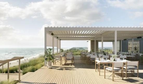 Moderne Strandterrasse mit Meerblick und eleganten Essbereichen