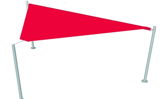 Rotes Sonnensegel dreieckig gespannt auf silbernen Stangen