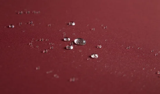 Wassertropfen auf rotem Stoff