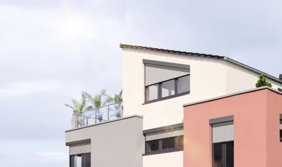 Moderne Architektur eines mehrfarbigen Wohnhauses mit Sonnenterrasse