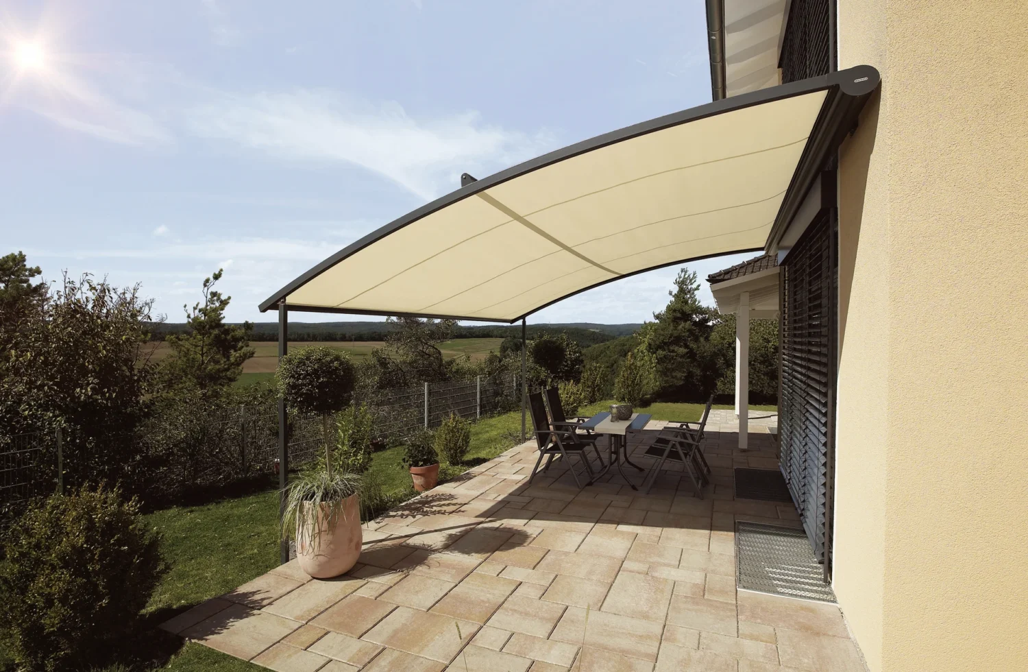 Moderne Terrassenüberdachung mit Blick auf die Landschaft