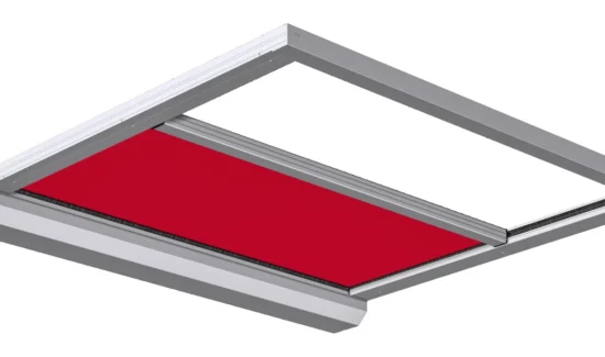 Rote Markise in einem silbernen Rahmen