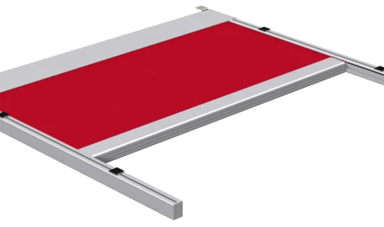 Rote Markise mit silbernem Rahmen