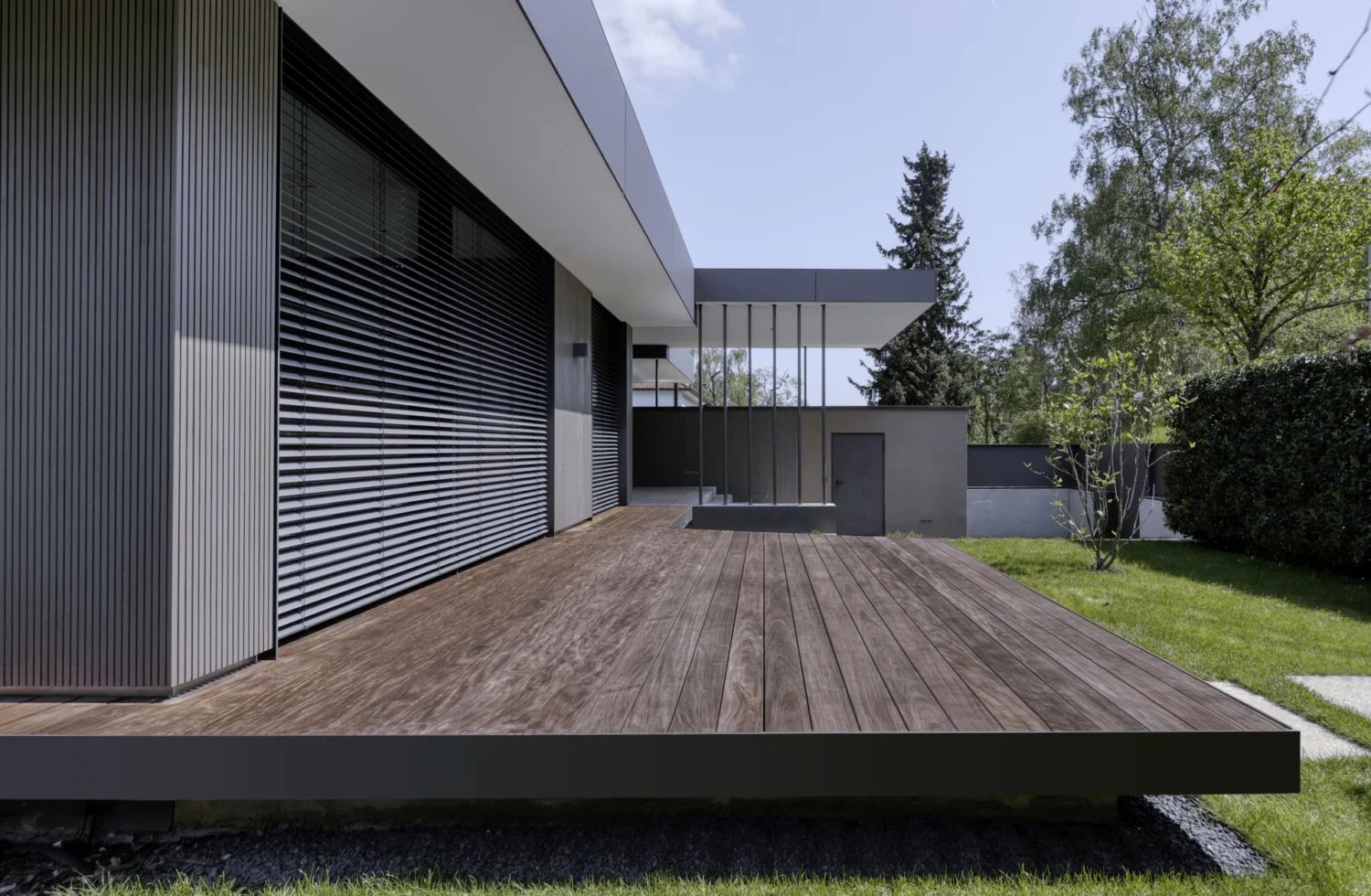 Moderne Terrasse mit Holzdeck und stilvoller Architektur
