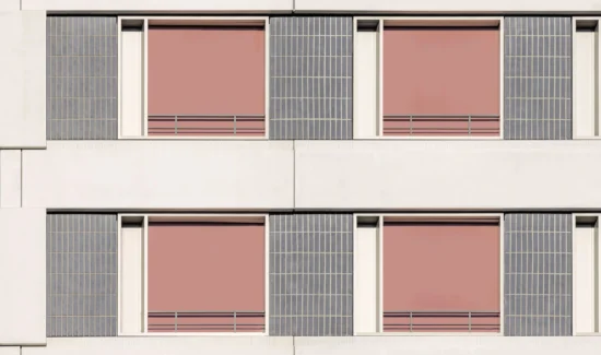 Moderne Fassade mit rosa Fensterläden und geometrischen Mustern