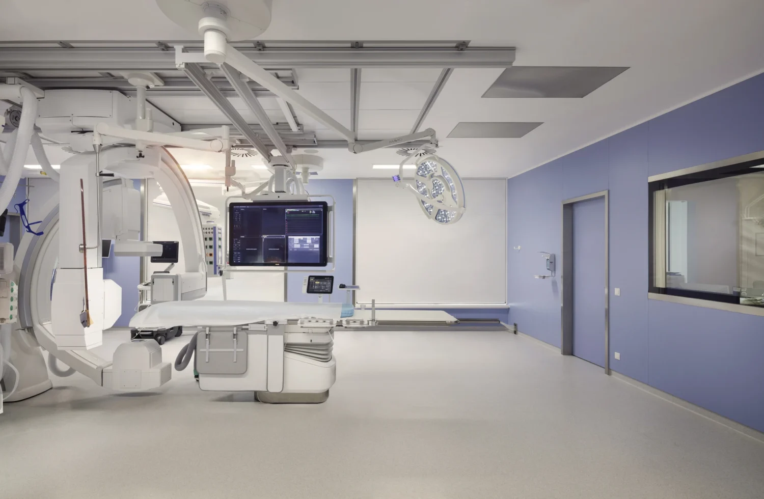 Moderne medizinische Einrichtung mit fortschrittlicher Technologie