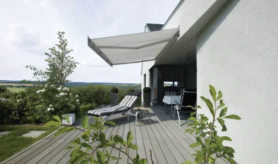 Moderne Terrasse mit Sonnenschutz und Liegestühlen