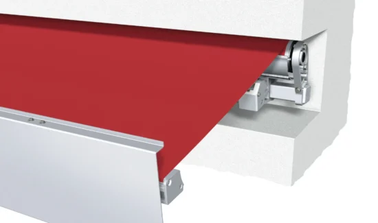 Detailansicht einer eingebauten roten Markise mit Mechanismus und Gehäuse