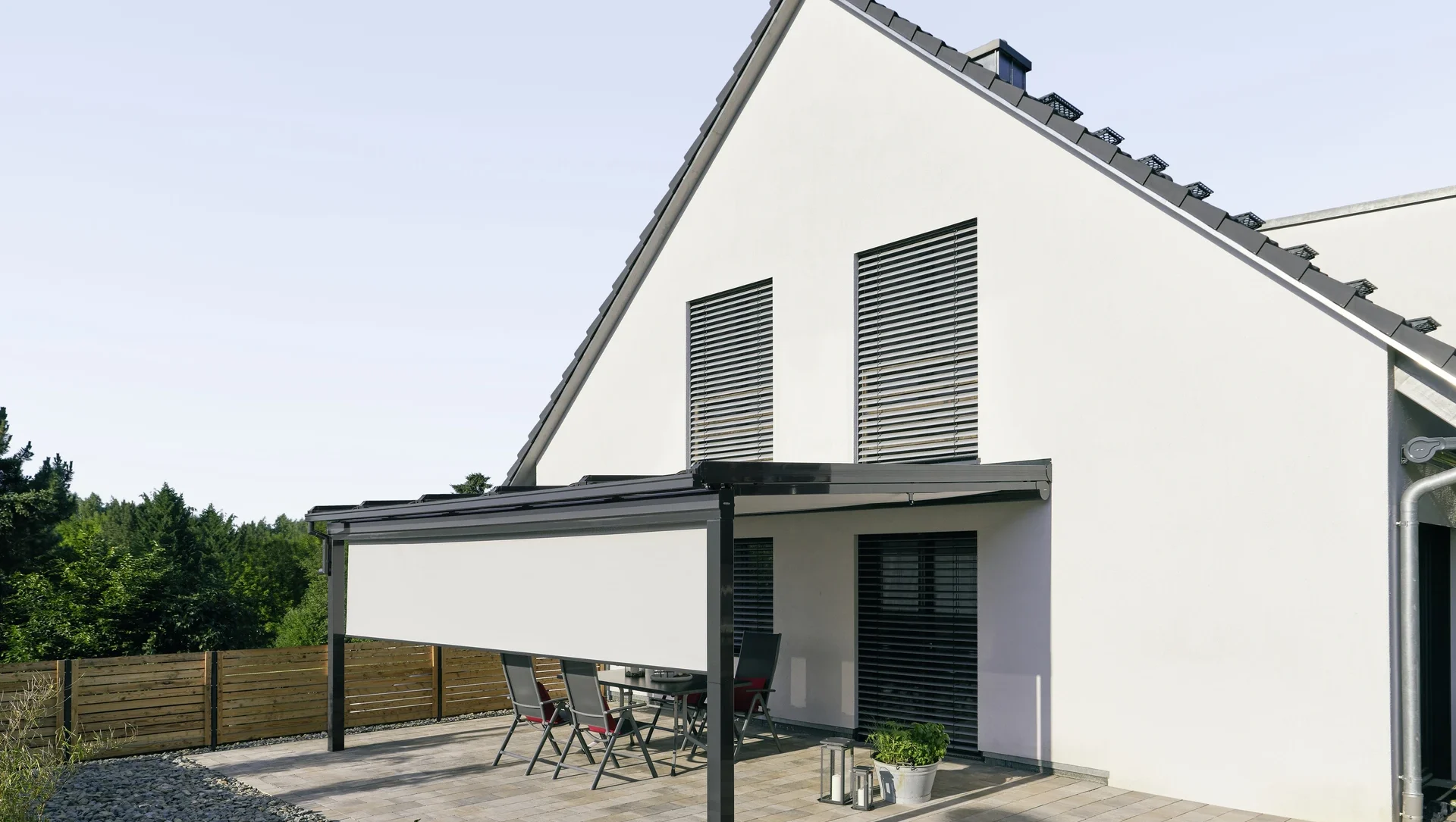 Moderne Terrasse mit Sonnenschutz am Einfamilienhaus
