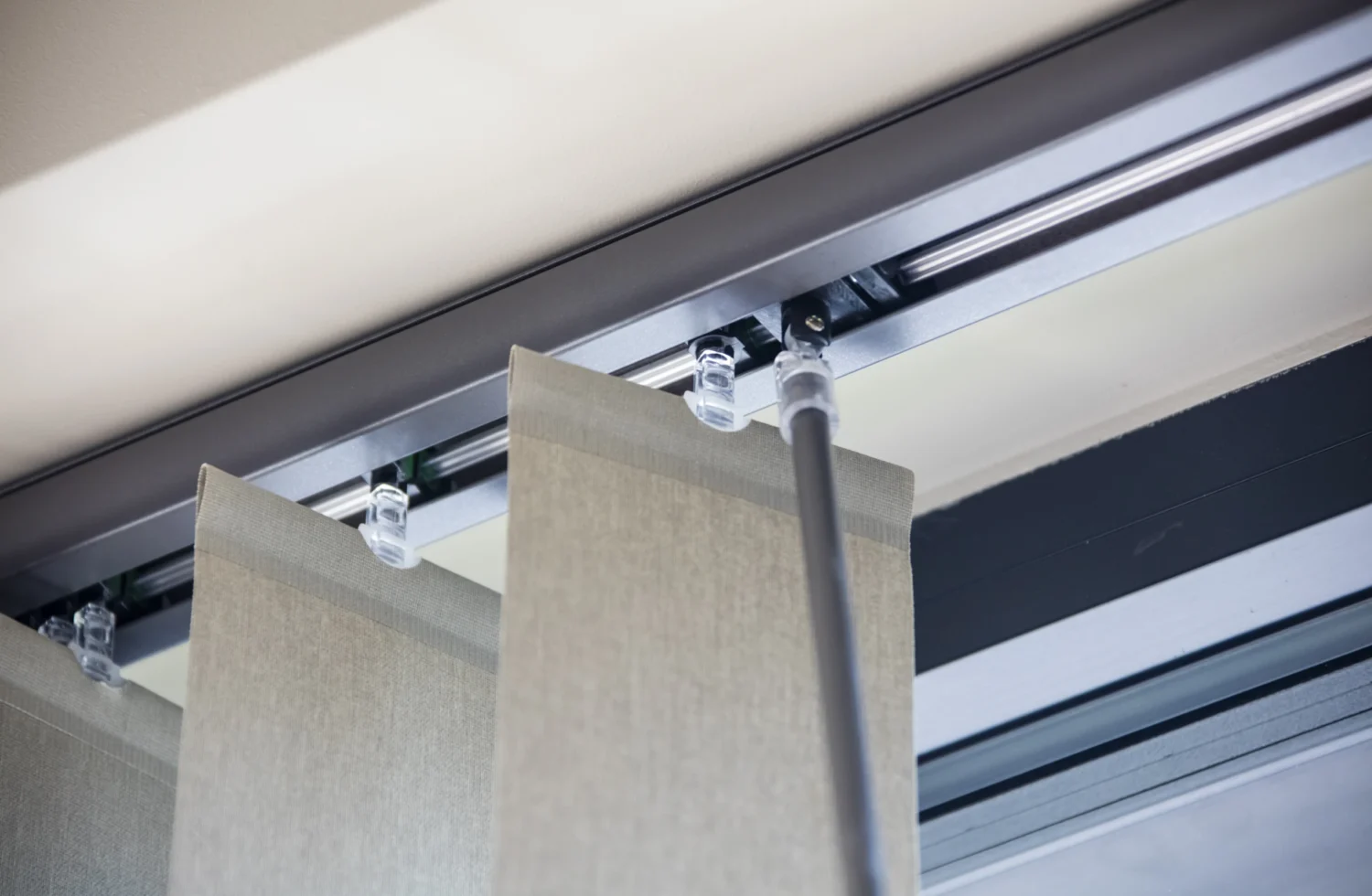 Schiene mit Stab von einer Vertikal-Jalousie